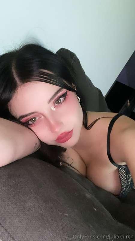 i'm booooored.... let's chat 💋