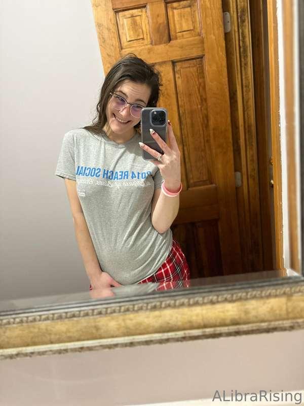New comfies & new Calvins got me feeling like a new girl 👽