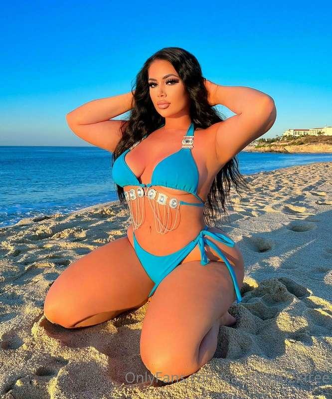 I need to be bent over and filled up so bad 🥵