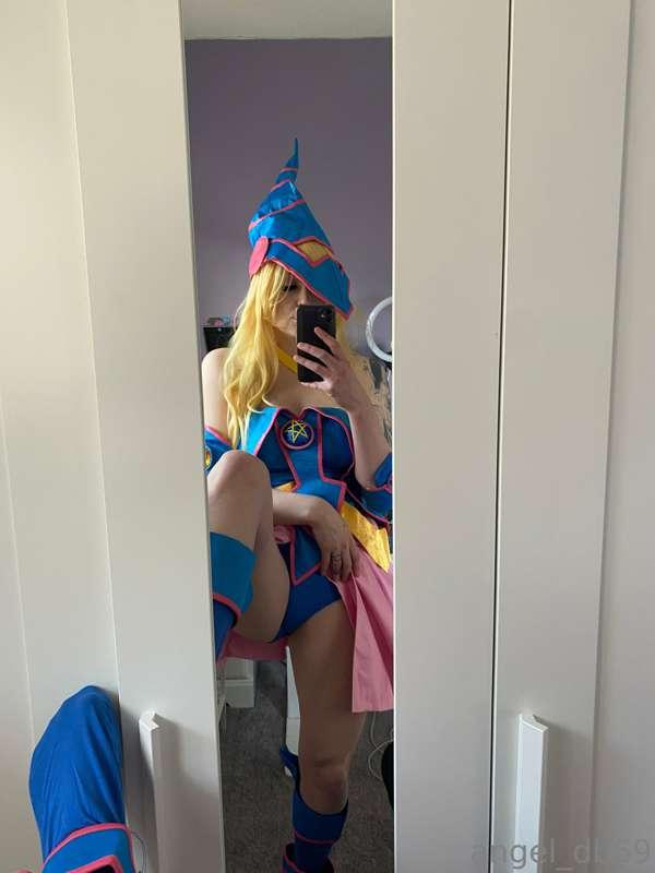 Found the bottoms 😁 The skirt has a slit in the middle :)