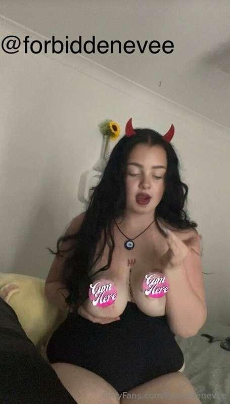@forbiddeneveeForbidden Eve 🖤🍃🔮daily feed post 🖤- lots of ex..