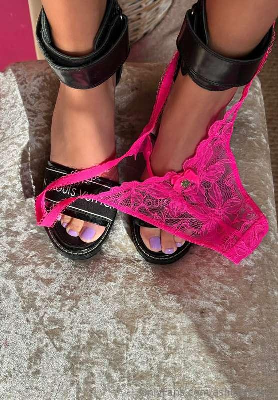 New toes oh n new lingerie 🤣🤣
