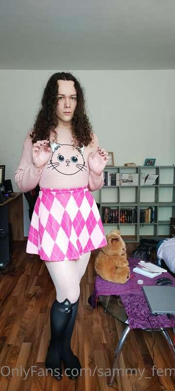 Hopefully I can make your Monday better with my catboy nonse..