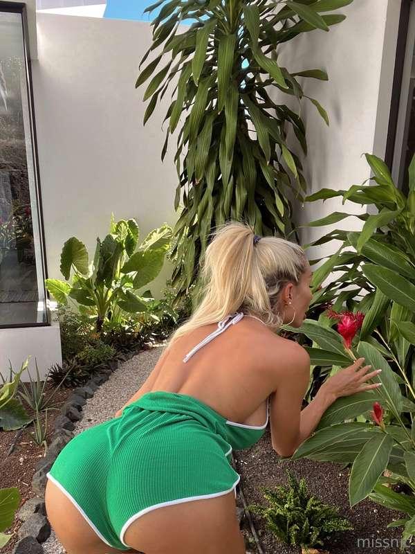stop and smell my roses😘