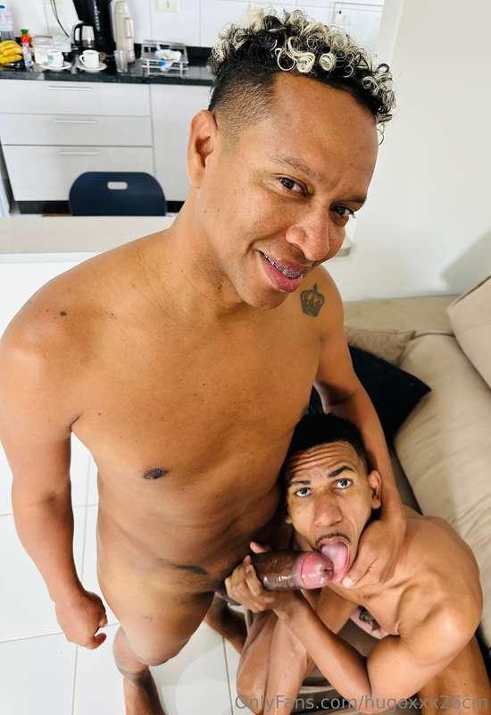 COLOQUEI O MALADRINHO DE JOELHO PARA MAMAR, DEPOIS METI E GO..