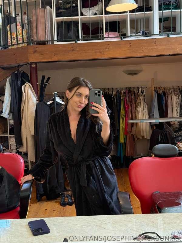 Backstage of my shoots can be different 😉😋