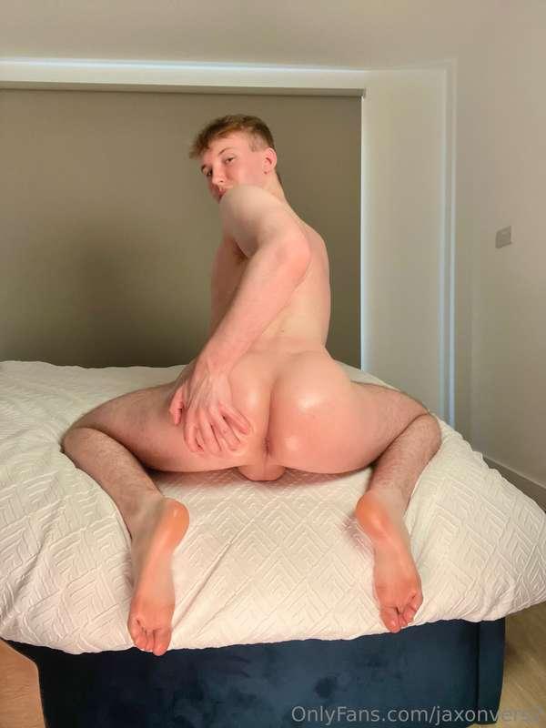Who wants some cake 🤤