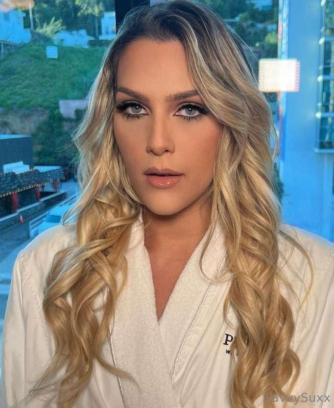 I got my makeup done… wanna ruin it? 🤭
