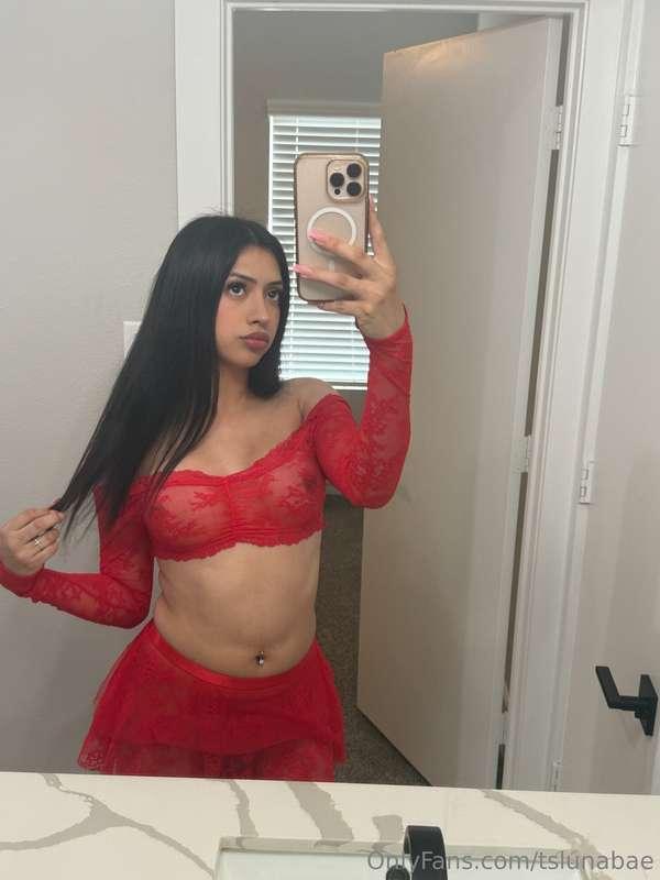 Feeling gorgeous in red 🍓🥰