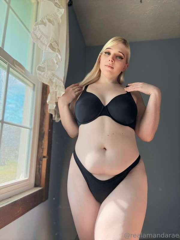 Could a thicc and curvy trans girl be wifey material 😚