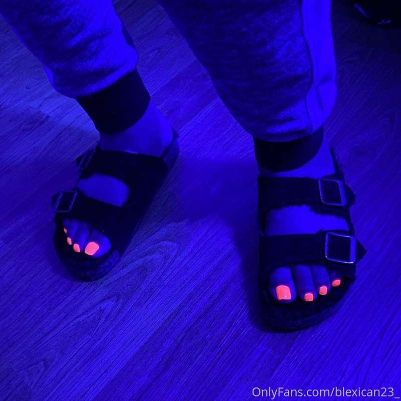 Who can massage me I been working all night 😫🥺🦶👏