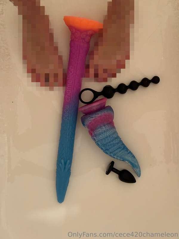 shower friends & feets :)