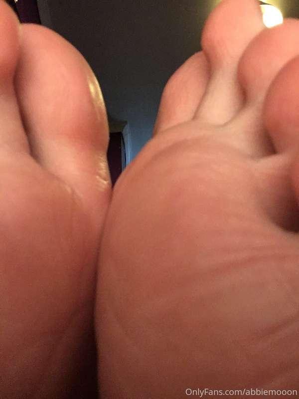 Who wants to lick my feet