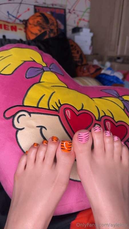UP CLOSE TOES wiggling them for you🦶🏼lick and suck on them? ..