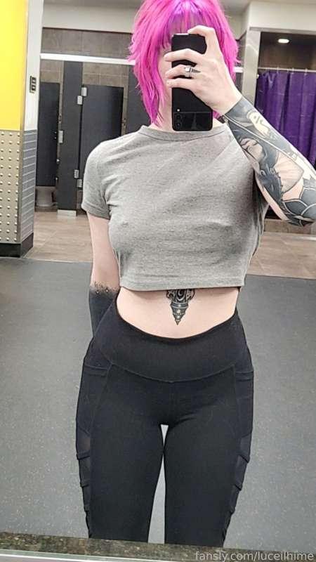 You all seem to like my gym selfie 💪😊 here another 

#fyp #nipples #tattoos #altgirl #shorthair #curvygirl #gym #public