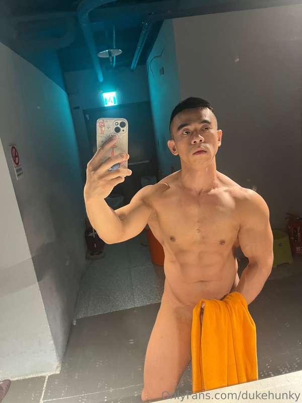 Ice cube abs in progress… 🧊😚