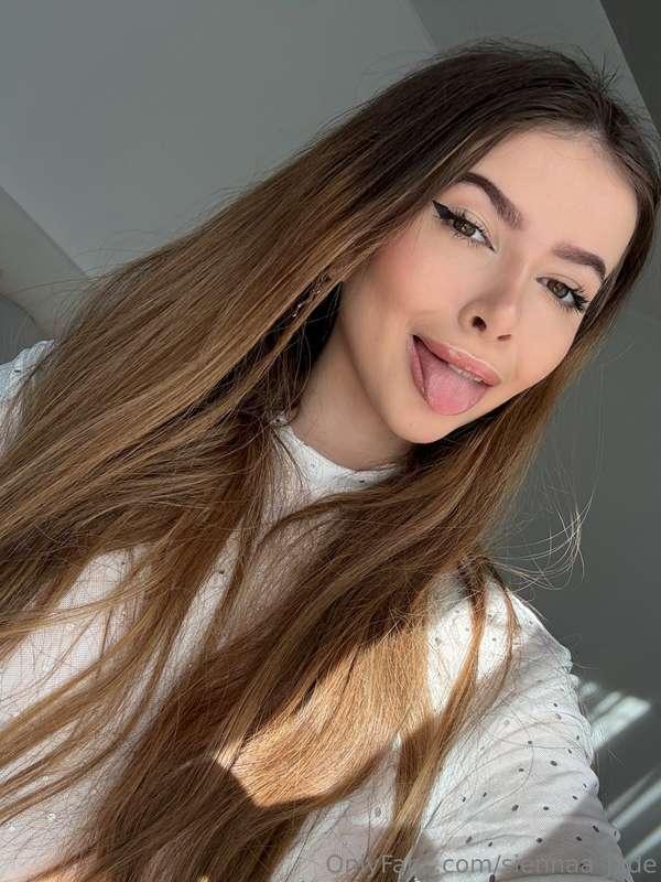 The sunlight gently kisses my skin… ☀️ I love that warm feel..