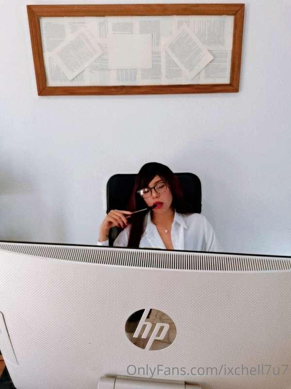 A veces mientras estoy en la oficina me pongo a imaginar cos..