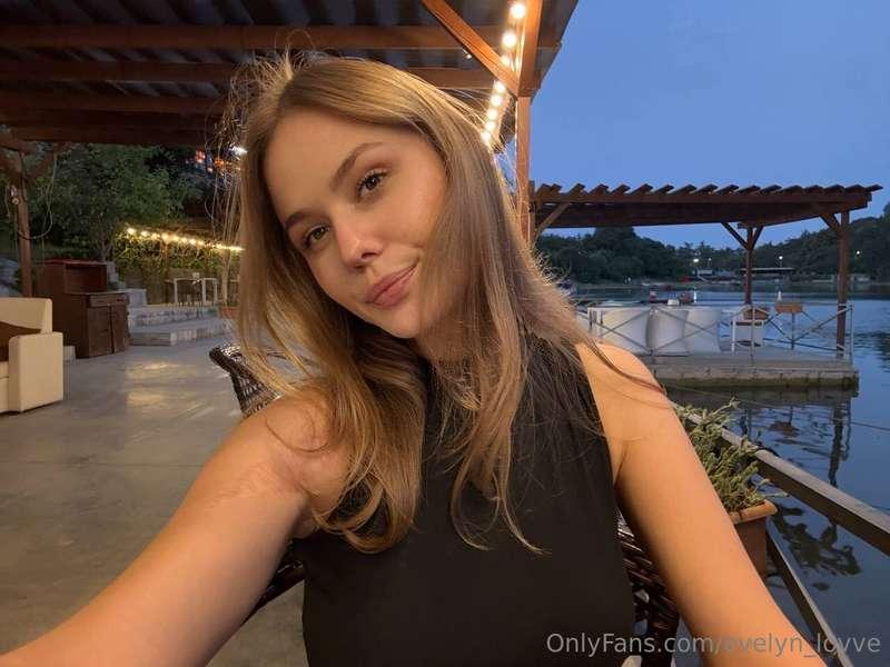 City lights. Loose thoughts. Lipstick still on. 💄🌃