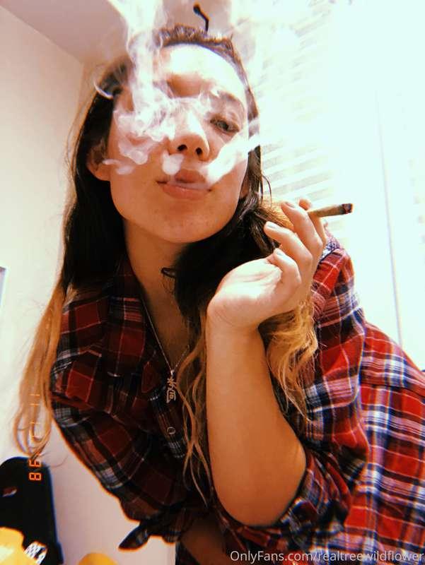 stoner girlfriend autumn 🌬🍁