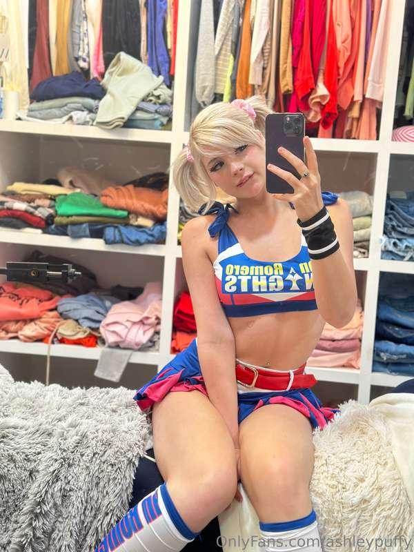need someone to lift this skirt and have their way with me🥵