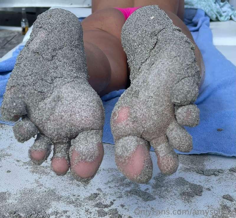 Making a complete Sandy mess everywhere… 😎