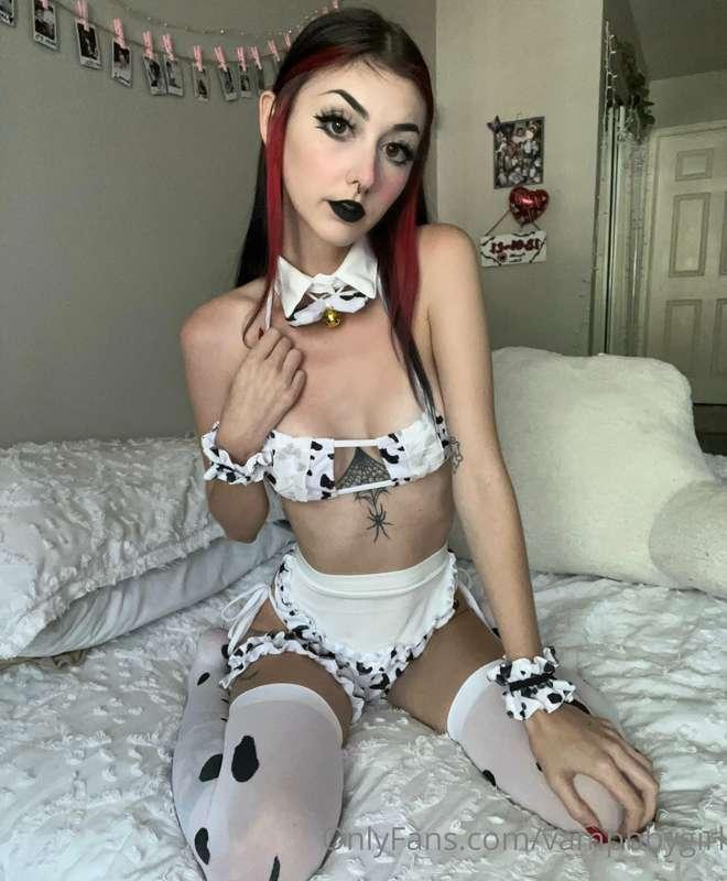 Lil cowie girl is ready to be filled with your sweet milk🖤🐮✨..