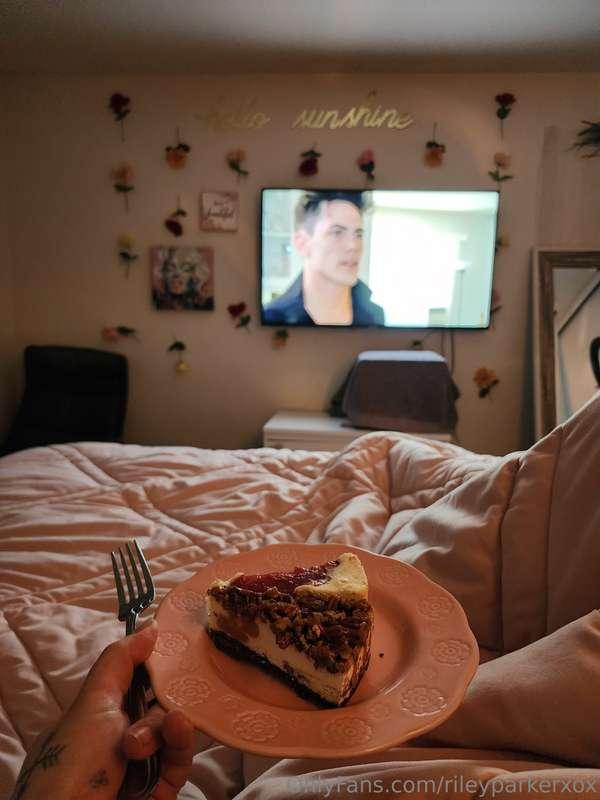 Cheesecake in bed 😍