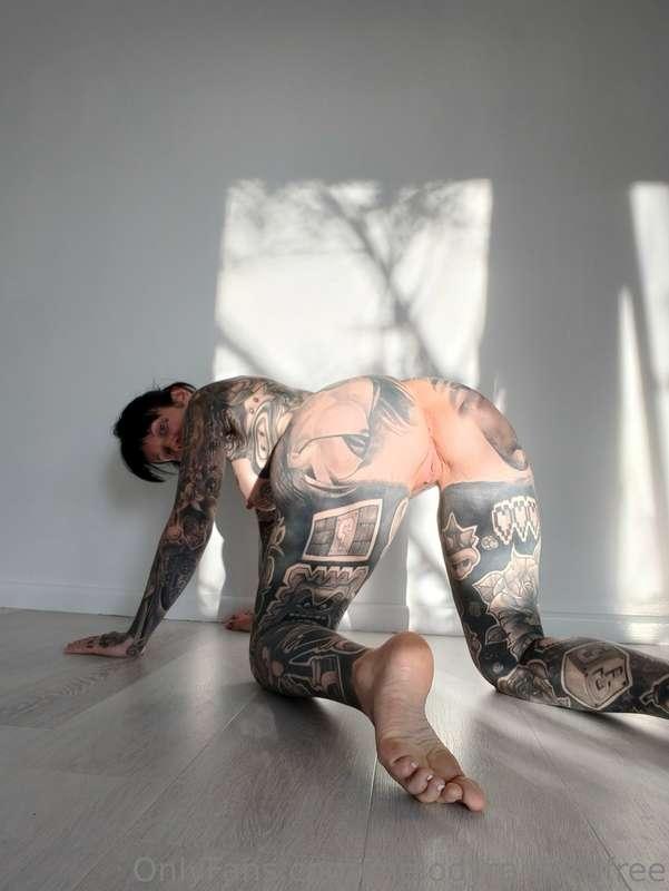Hot nudes in the afternoon sun 🔥 the way the sun lights up m..