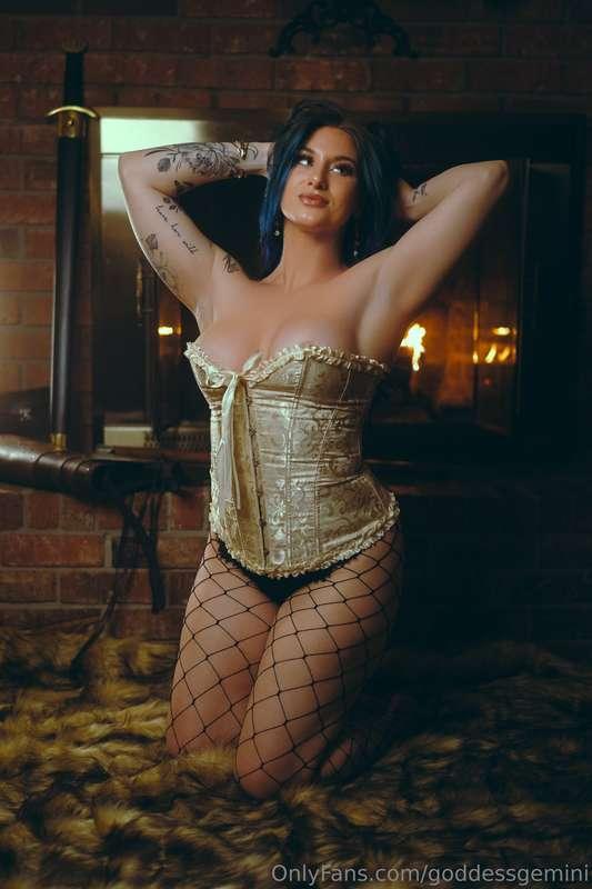 Fishnets, fire, & fur 🖤💋