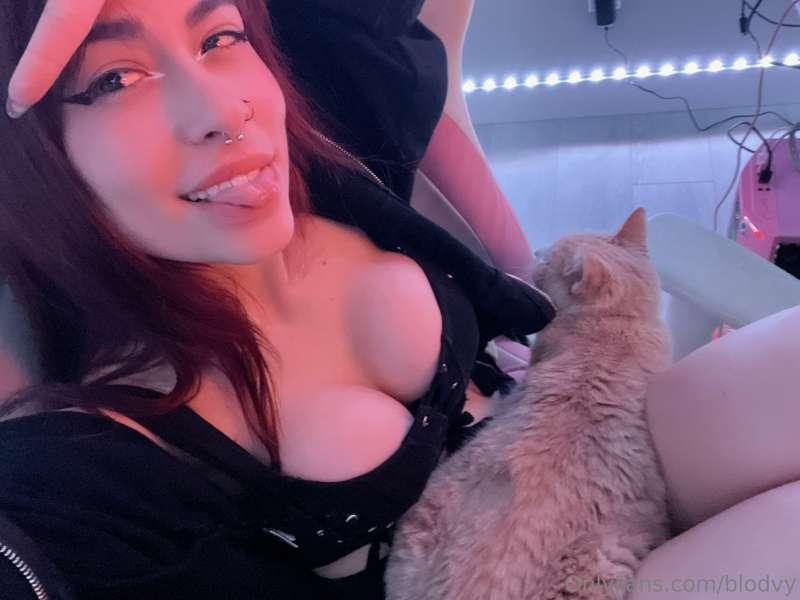 Comment below what new content you wanna see from me :3