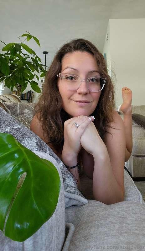 I know you can't see that I'm naked but I feel cute!🖤