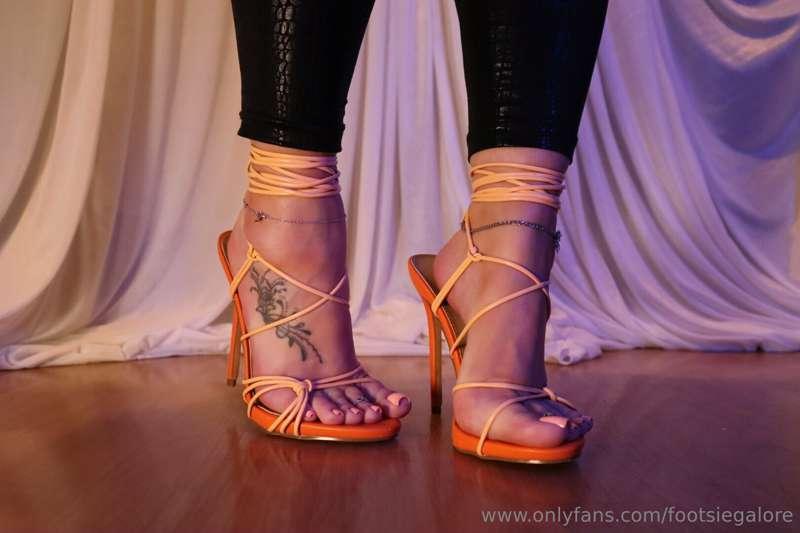 Tangerine and peach dream! It’s like a fruit salad up in her..