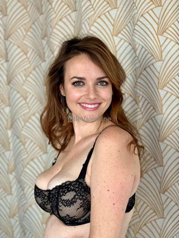 Envie de voir ce que cache ce sourire ?... 💋🤭