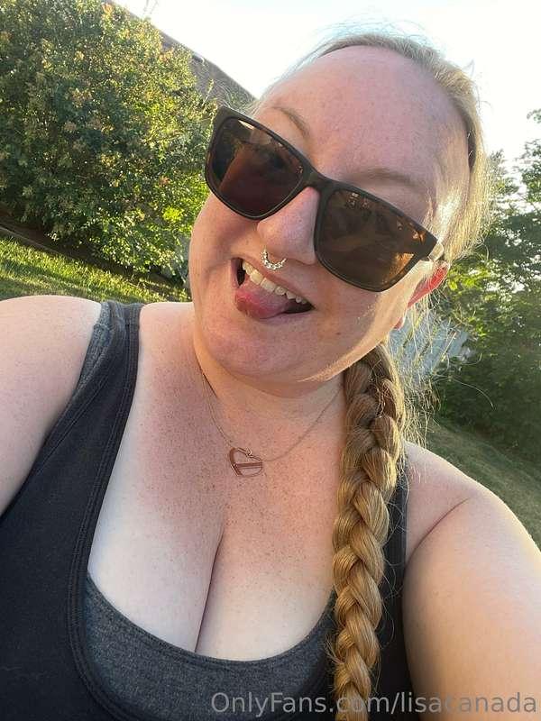 Back yard smoke sesh 💨 🥵 loving this weather! Let’s hang! Mi..