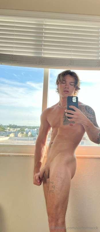 Pretty horny, who wants to come fix that?🍆🤫