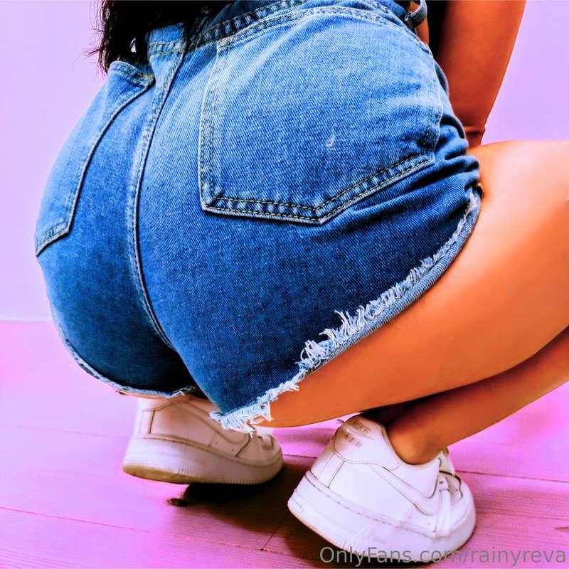 Short shorts, naughty thoughts... 🍑