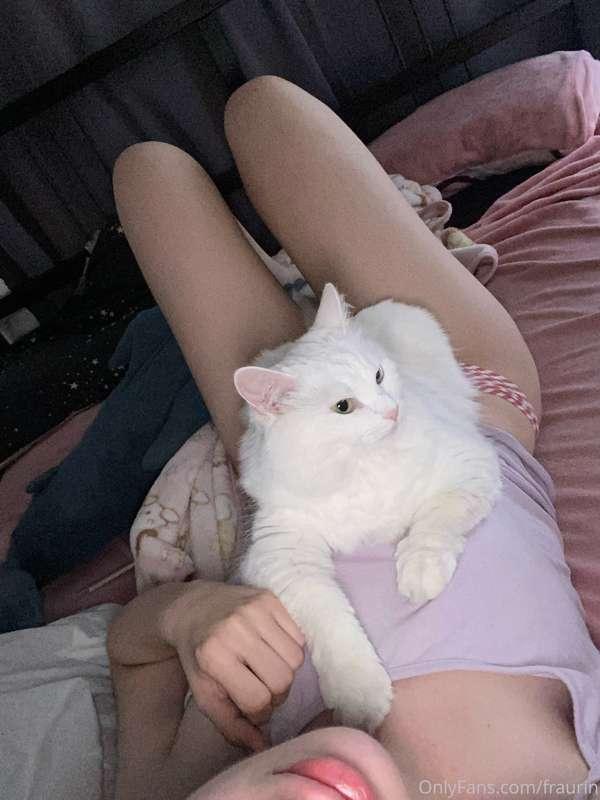 My bodyguard! :3
She protect~