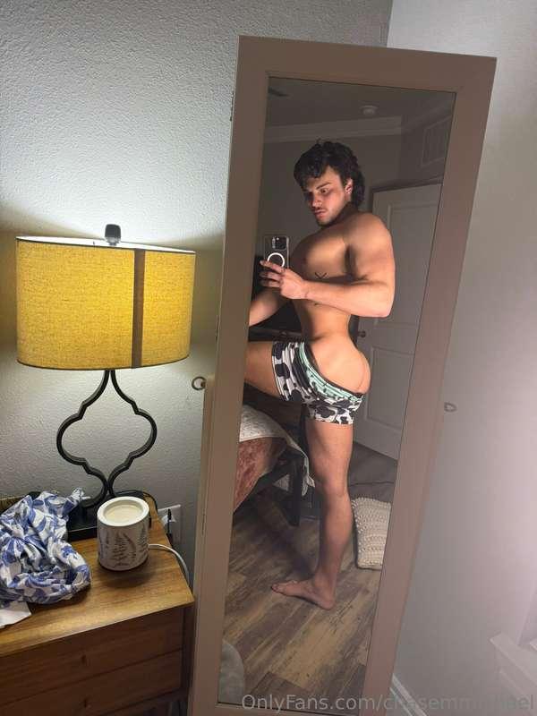 You walk in on me like this.. wyd?👀