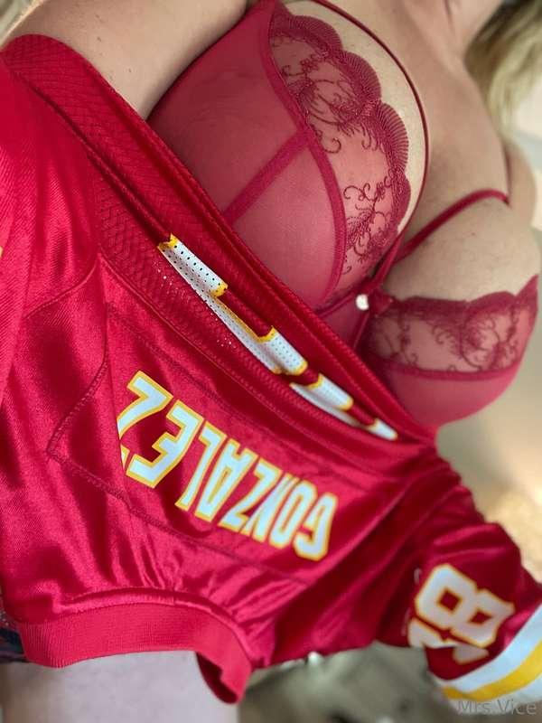 The votes are in! Here’s my game day outfit! 😍😘