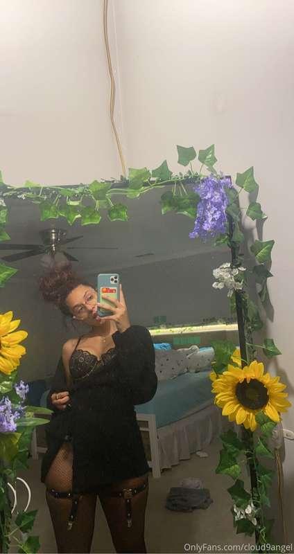 here’s a sneak peak of me being naughty little slut last nig..