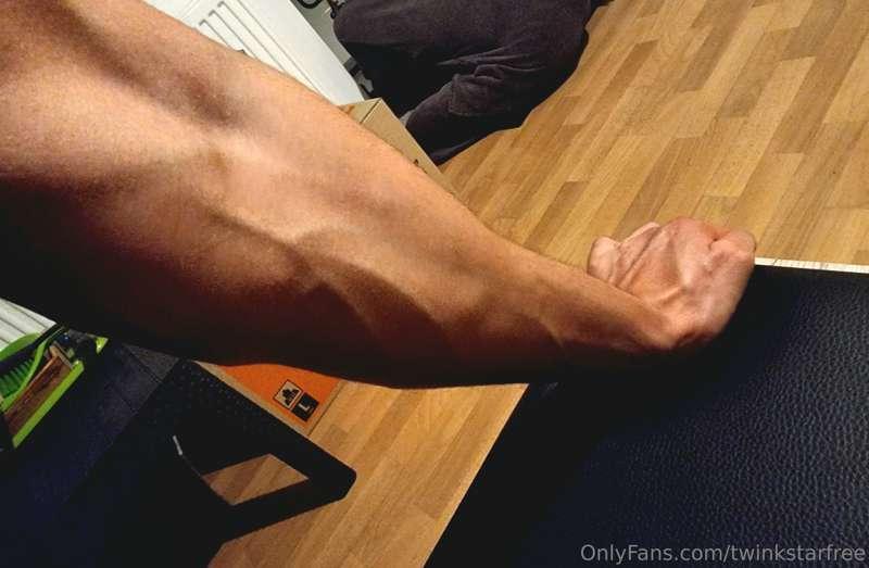 Who doesn't like some veins 🩸🧛🏼‍♂️ 😜