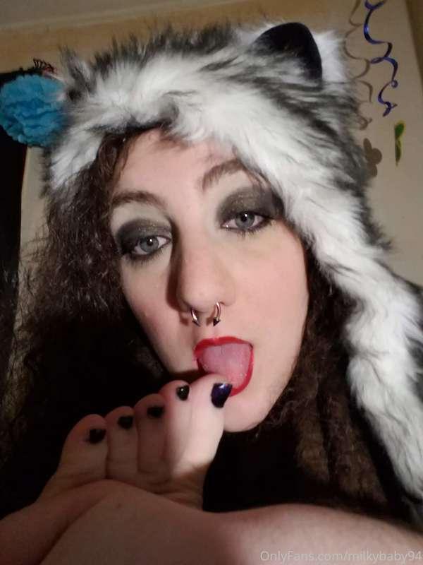 👣 Where my foot freaks at? 😜👣 I have perfect little toes. 😘