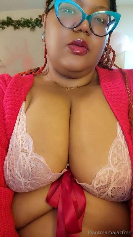 Spicy 🌶️ slutty MILF, in the mood to make you nut 🥜😉 DM ME!