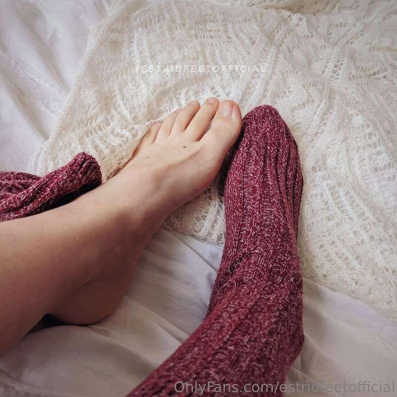 Watch me take off these warm winter socks ❄️😊 This video is ..