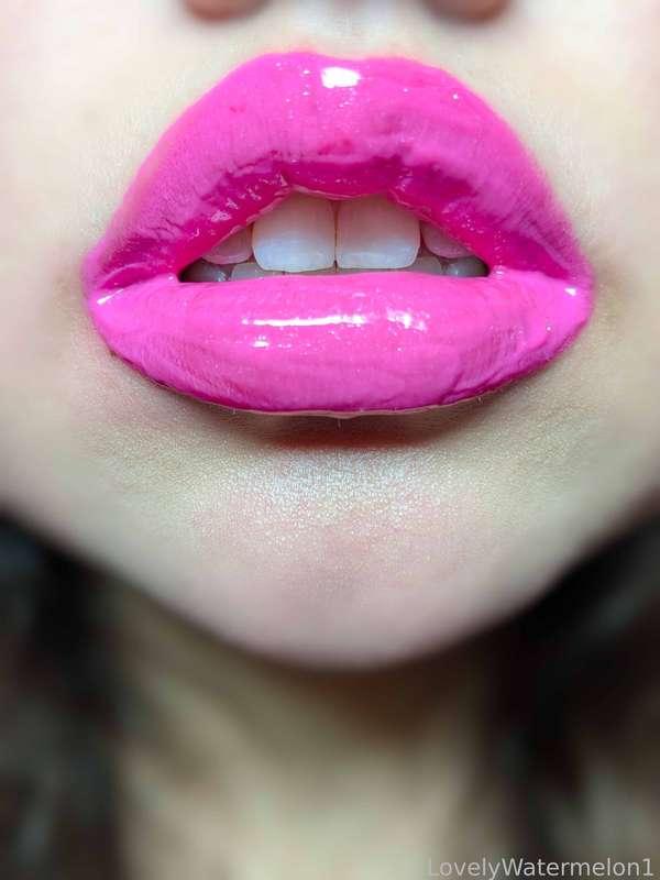 Good think this extra glossy pink stains well, it should still be on you by Monday! hehe 😌🩷 

#FYP #LipstickFetish #Lipstick #Lips #LipGloss #MouthFetish #Mouth #Oral #Tongue #Tease #UpClose #Kisses #LovelyWatermelon1 #MoodyWatermelon1