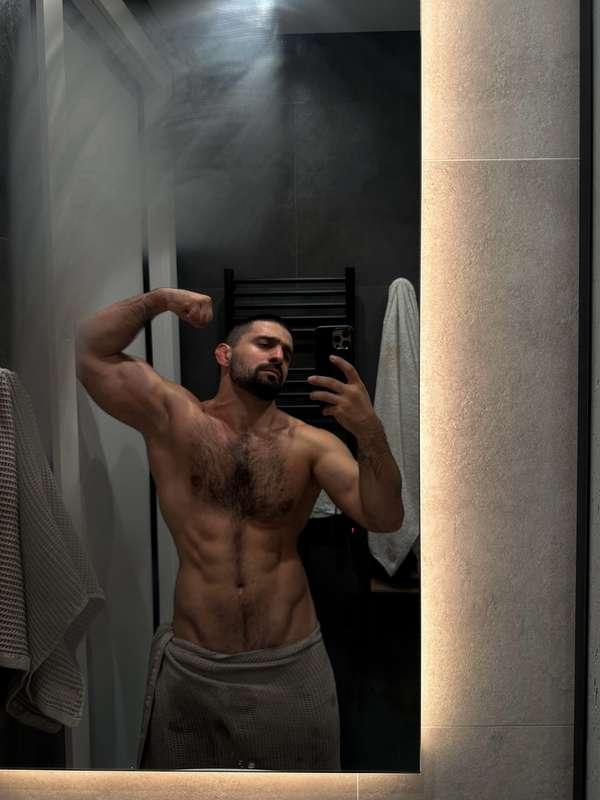 Before sleep 💪🏻 #biceps #shredded #hairychest #pits #abs #fitness