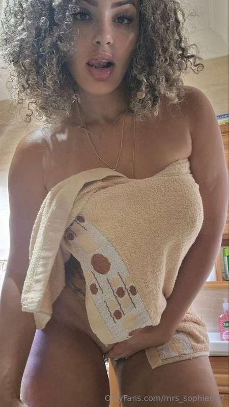 Come let mommy fuck you in the shower, I know you want to. 👅