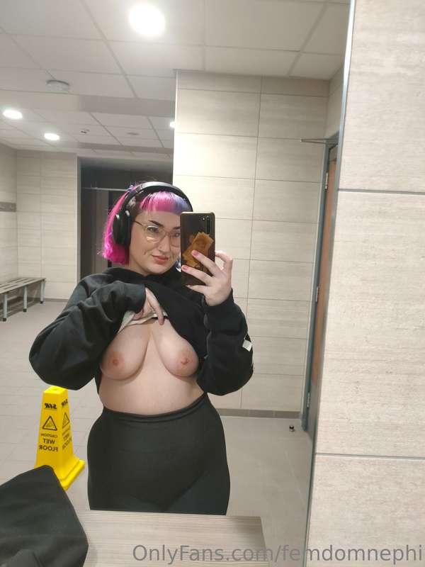 Titties in the changing room 👀 Caution: slippery when wet 💦😈