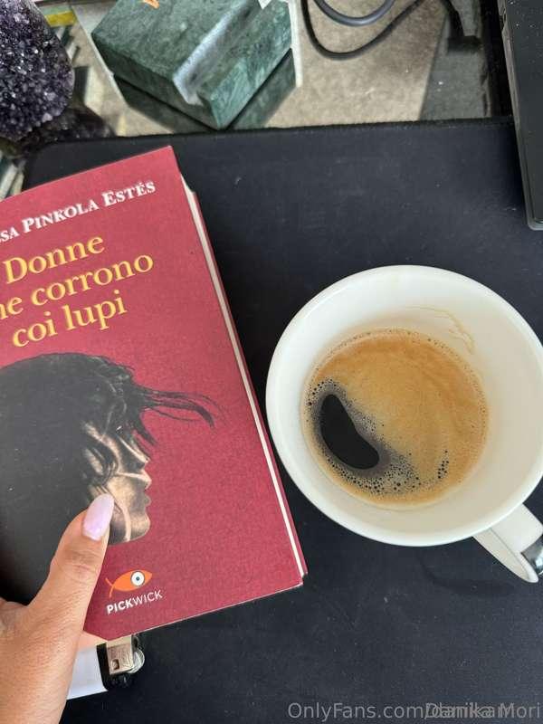 uno dei miei nuovi libri preferiti e il mio caffè ☕📚❤️...ora..